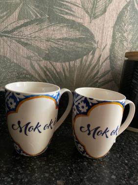 Twee mokken met Zeeuwse tekst