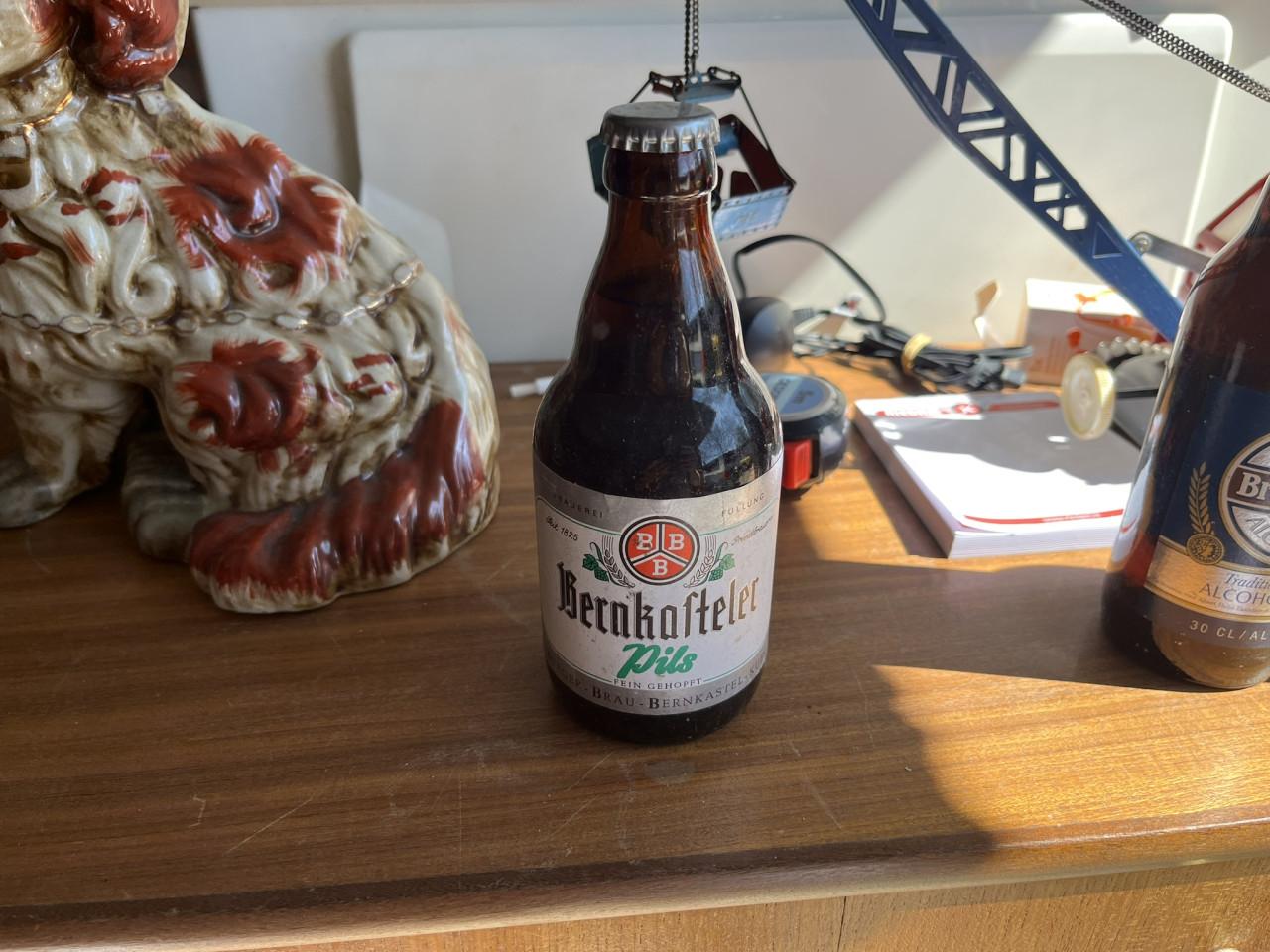 Volle bierflesjes en blikjes