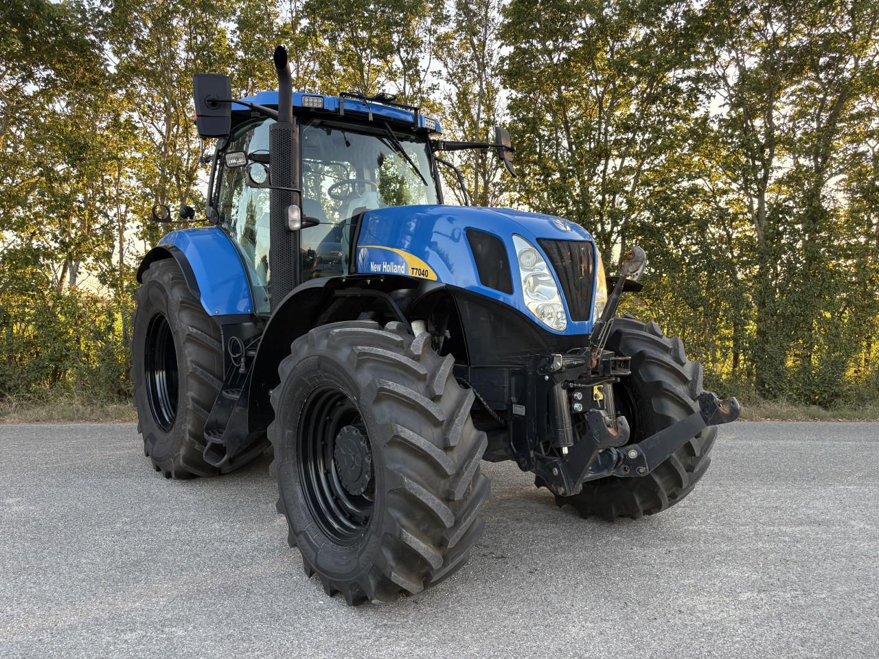 New Holland T7040