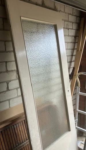 Opdekdeur met figuurglas