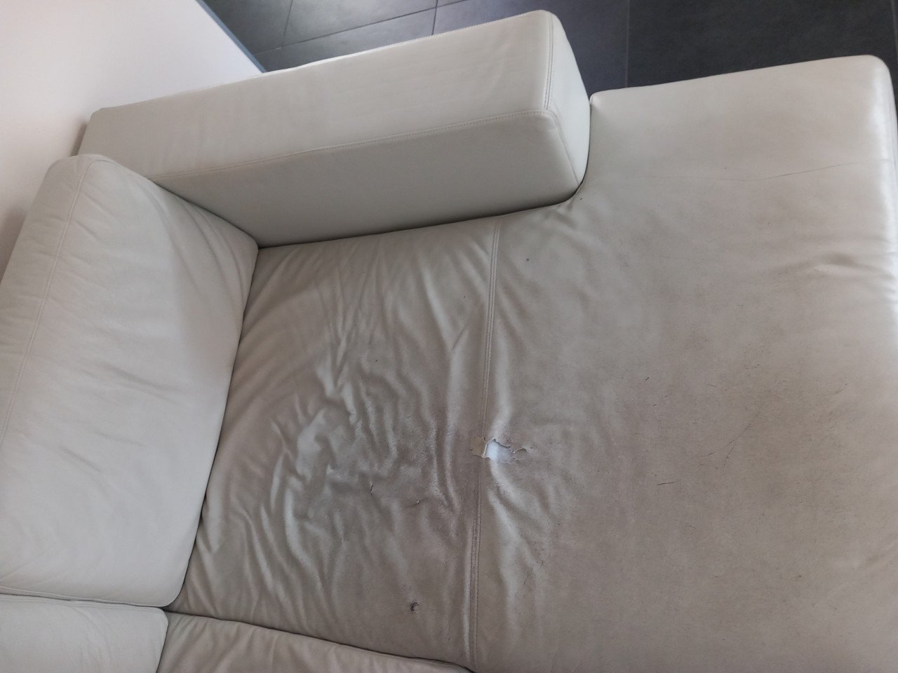 Gratis witte leren bank inclusief chais longue
