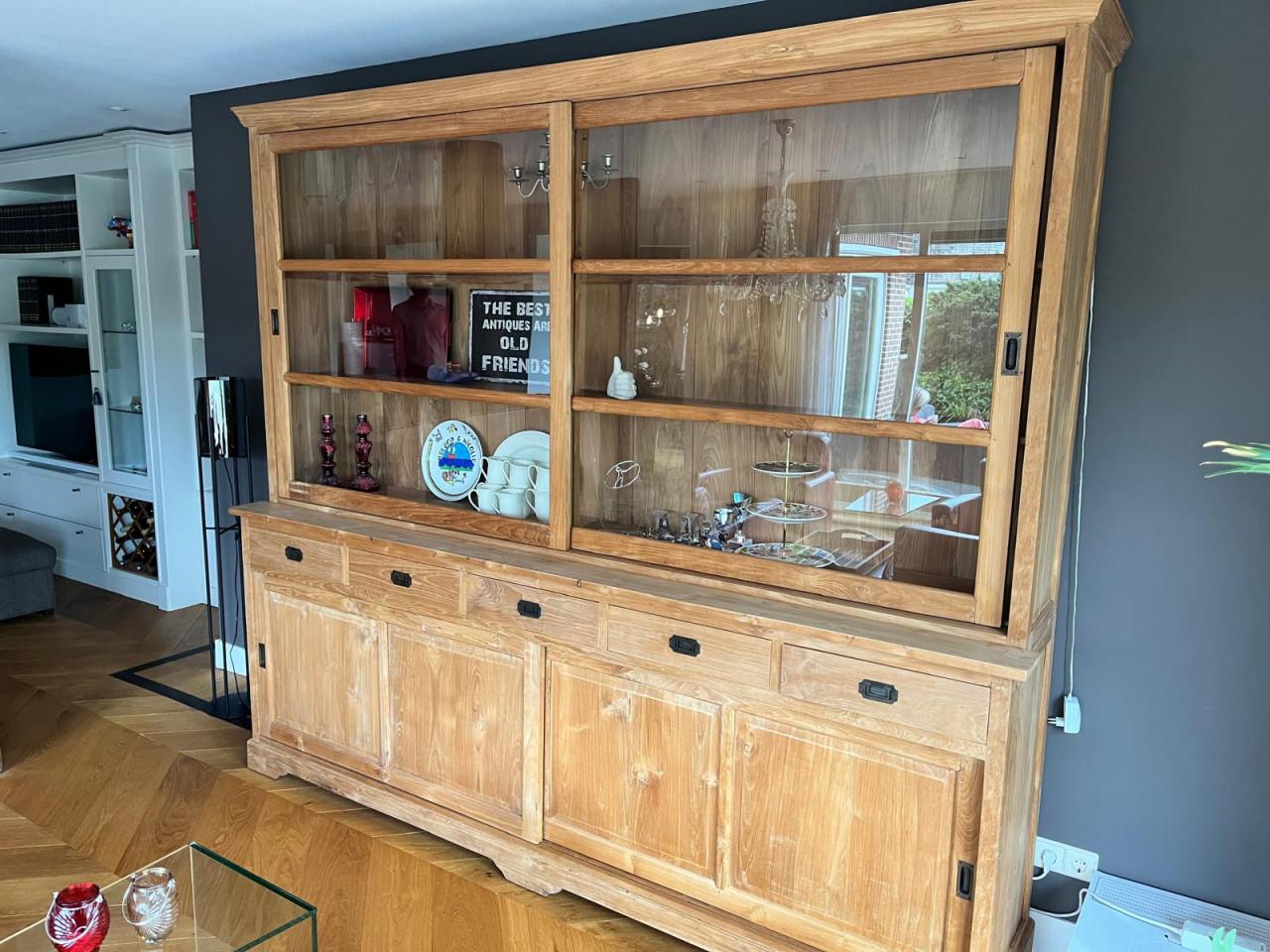 Massief teak-houten vitrinekast met schuifdeuren