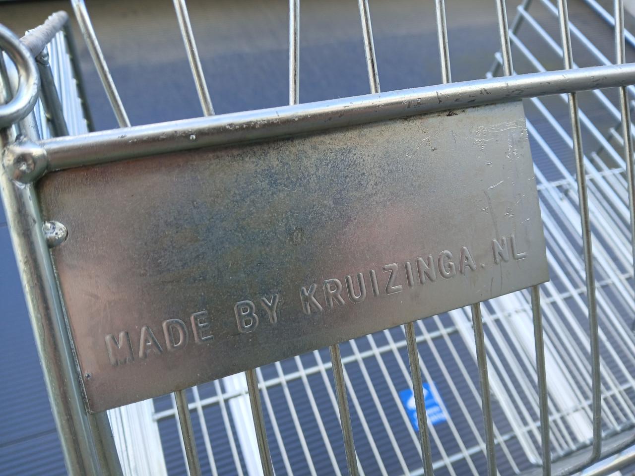 Draadmand, stelling, vakkenkast, winkeldisplay winkel, magazijn of garage.