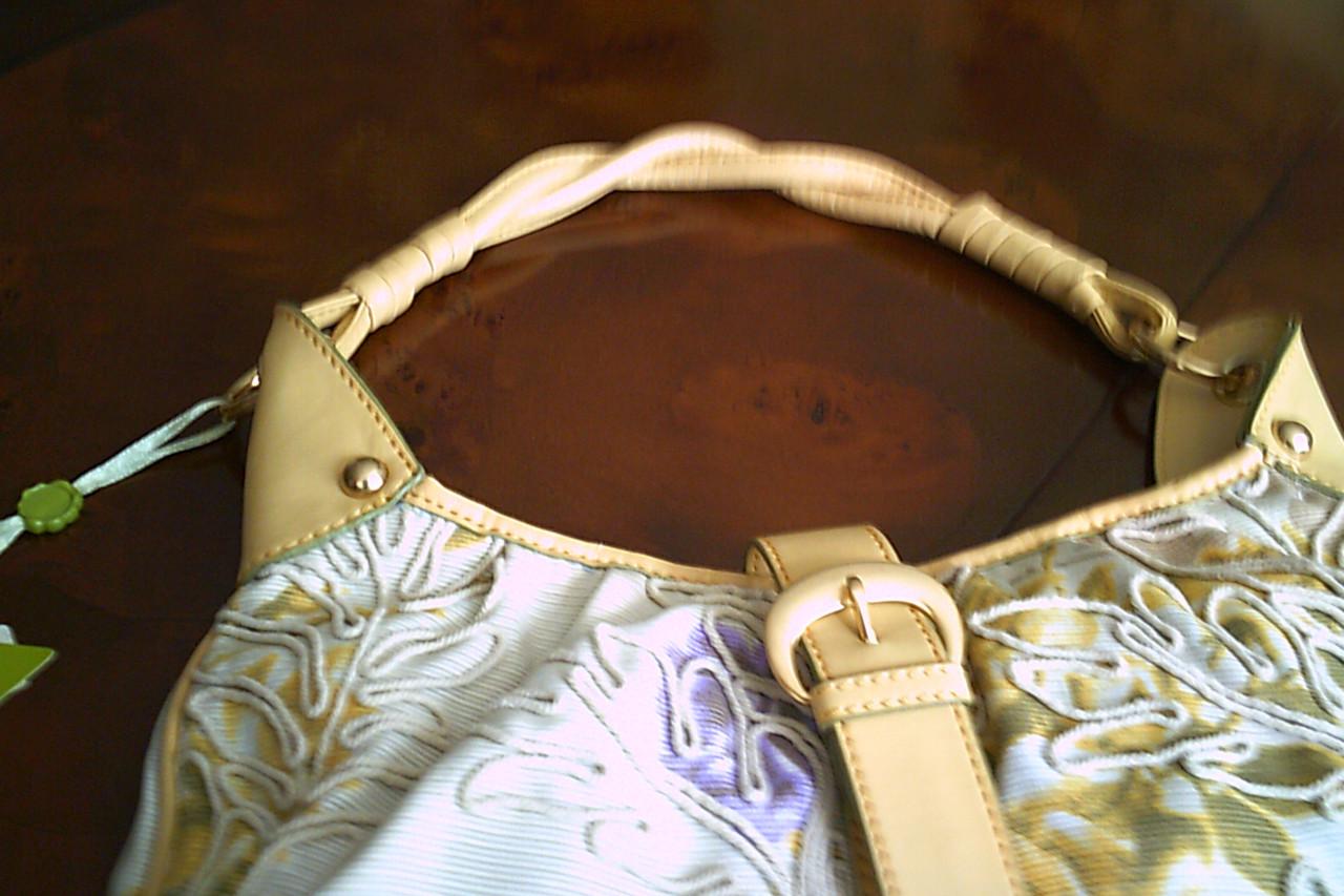 NIEUWE geborduurde OILILY handtas in zachte kleuren . . .