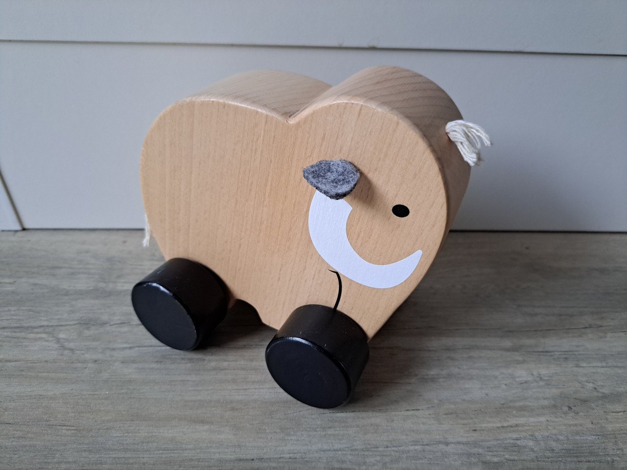Houten olifant op wieltjes
