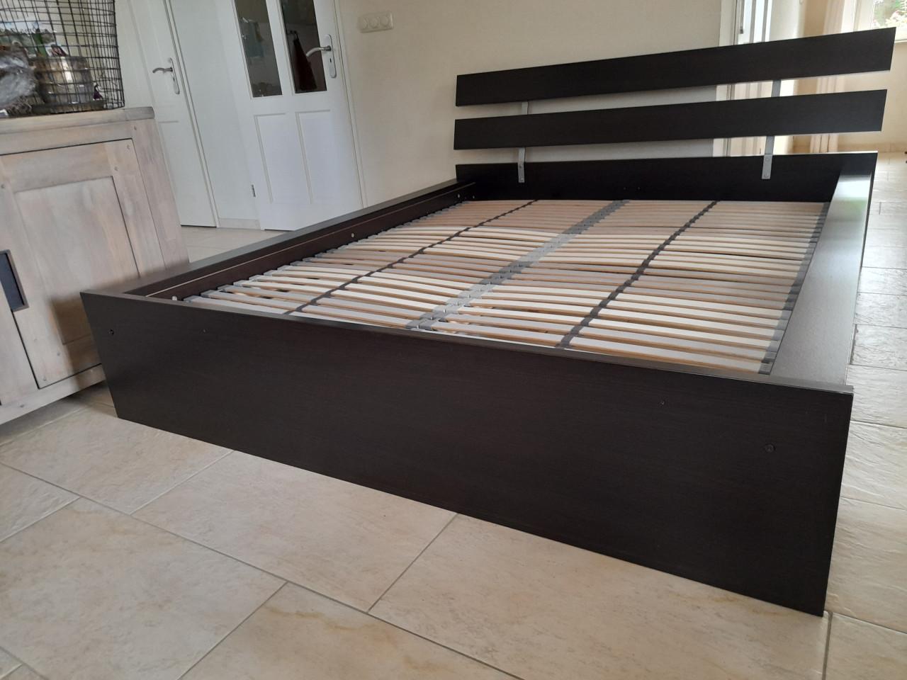 Prachtig 2 P. Bed 160 x 200 (in goede nette staat)  Kleur bruin/zwart