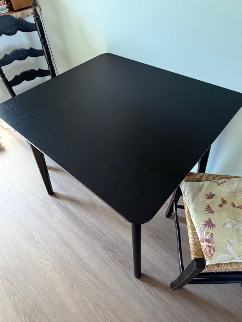 Fraaie tafel in essenfineer