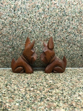 2 vintage houten hondjes.