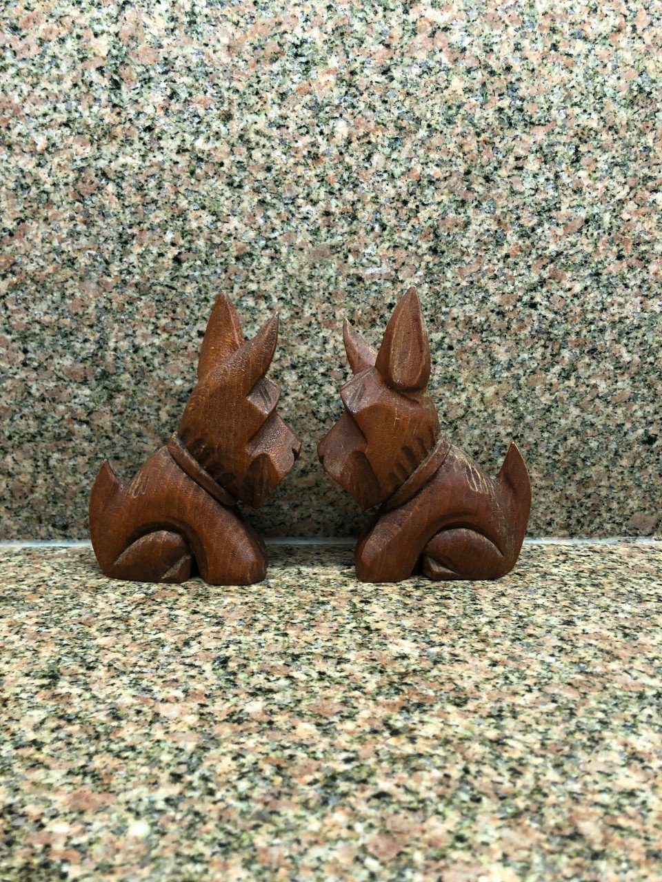 2 vintage houten hondjes.