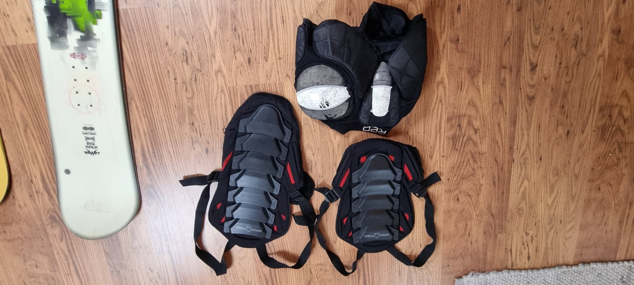 Te koop: snowboard spullen
