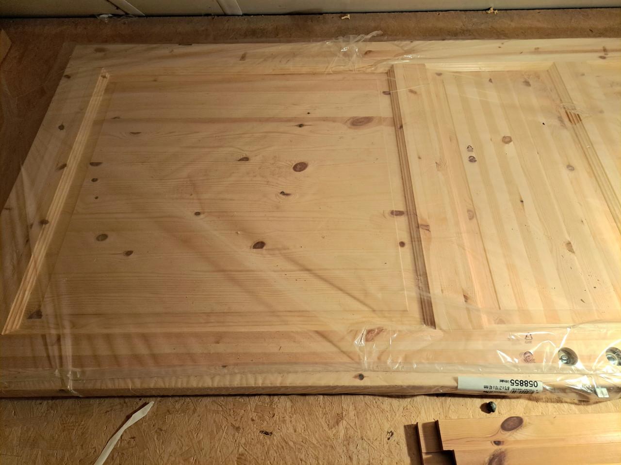 Nieuwe grenen paneeldeur met kozijn 2110 x 875 x 40 mm