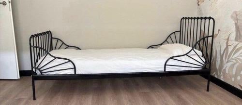Ikea zwart minnen meegroeibed