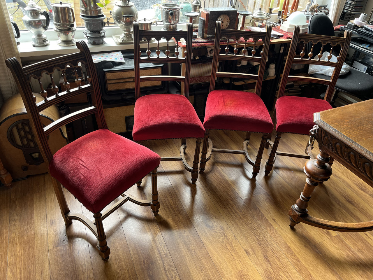 Eikenhouten Mechelse tafel met leeuwenkoppen, 4 stoelen