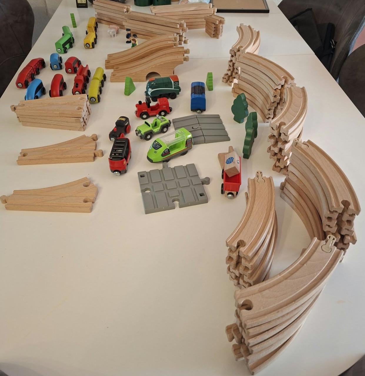 Uitgebreide houte treinbaan rails met parkeergarage