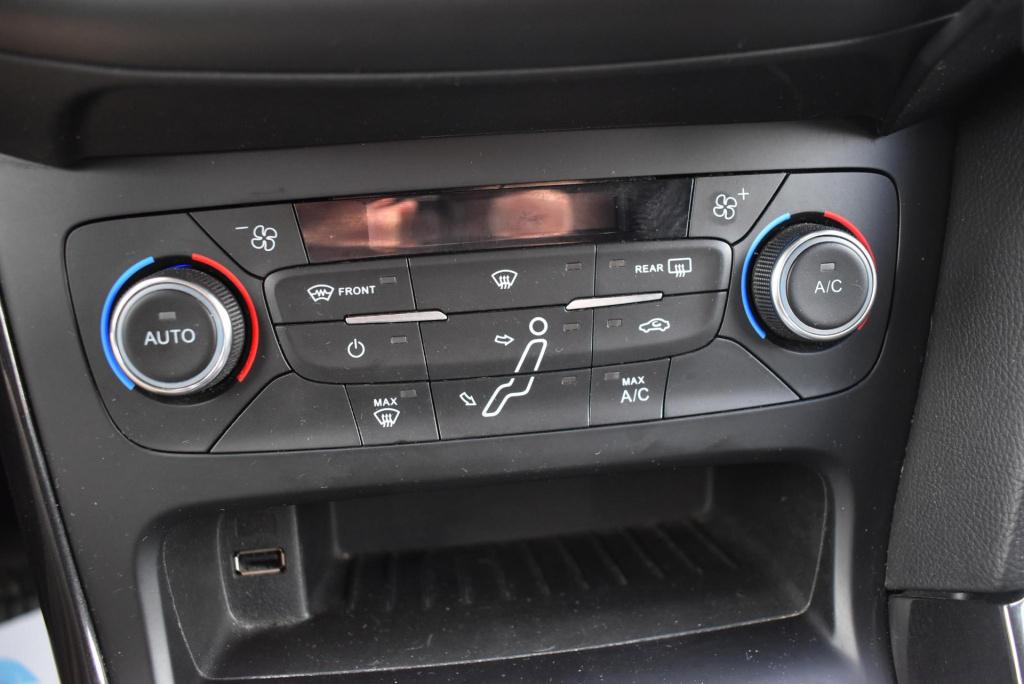 Ford Focus wagon 1.0 titanium edition | wegklapbare trekhaak | climate cont