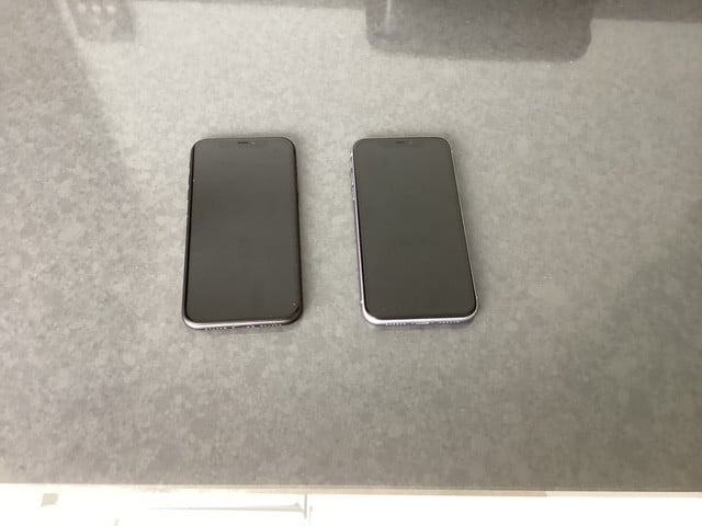 2 x Apple iPhone 11 64GB