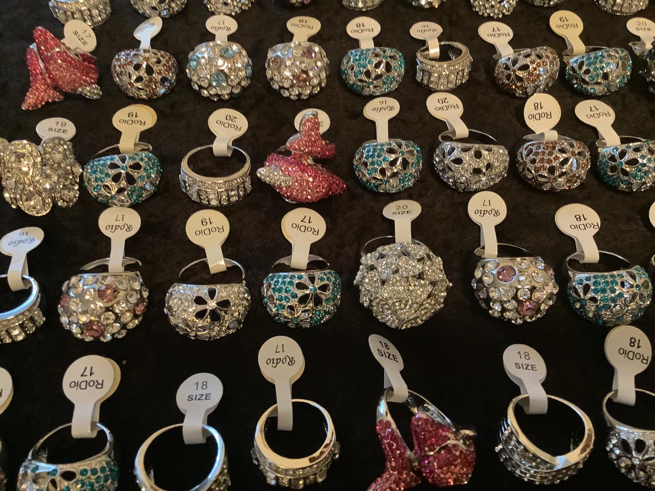 Partij mooie nieuwe ringen. ( partij 89)