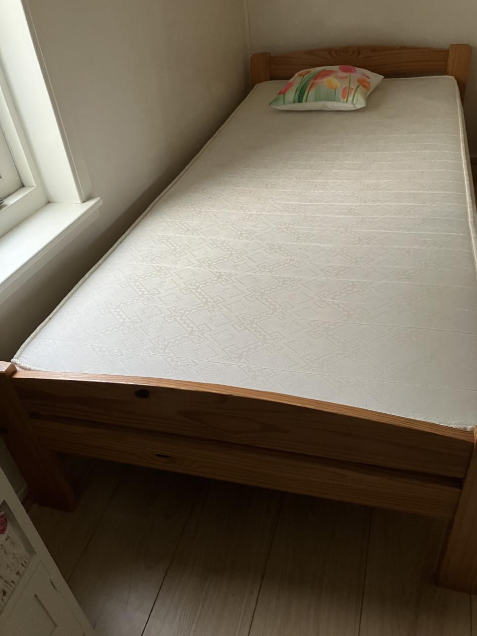 Stevig grenen bed.