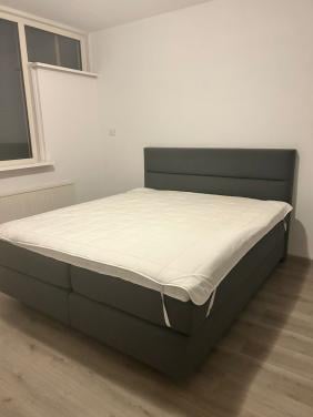 Te koop: Bed (frame + hoofdsteun + matras)