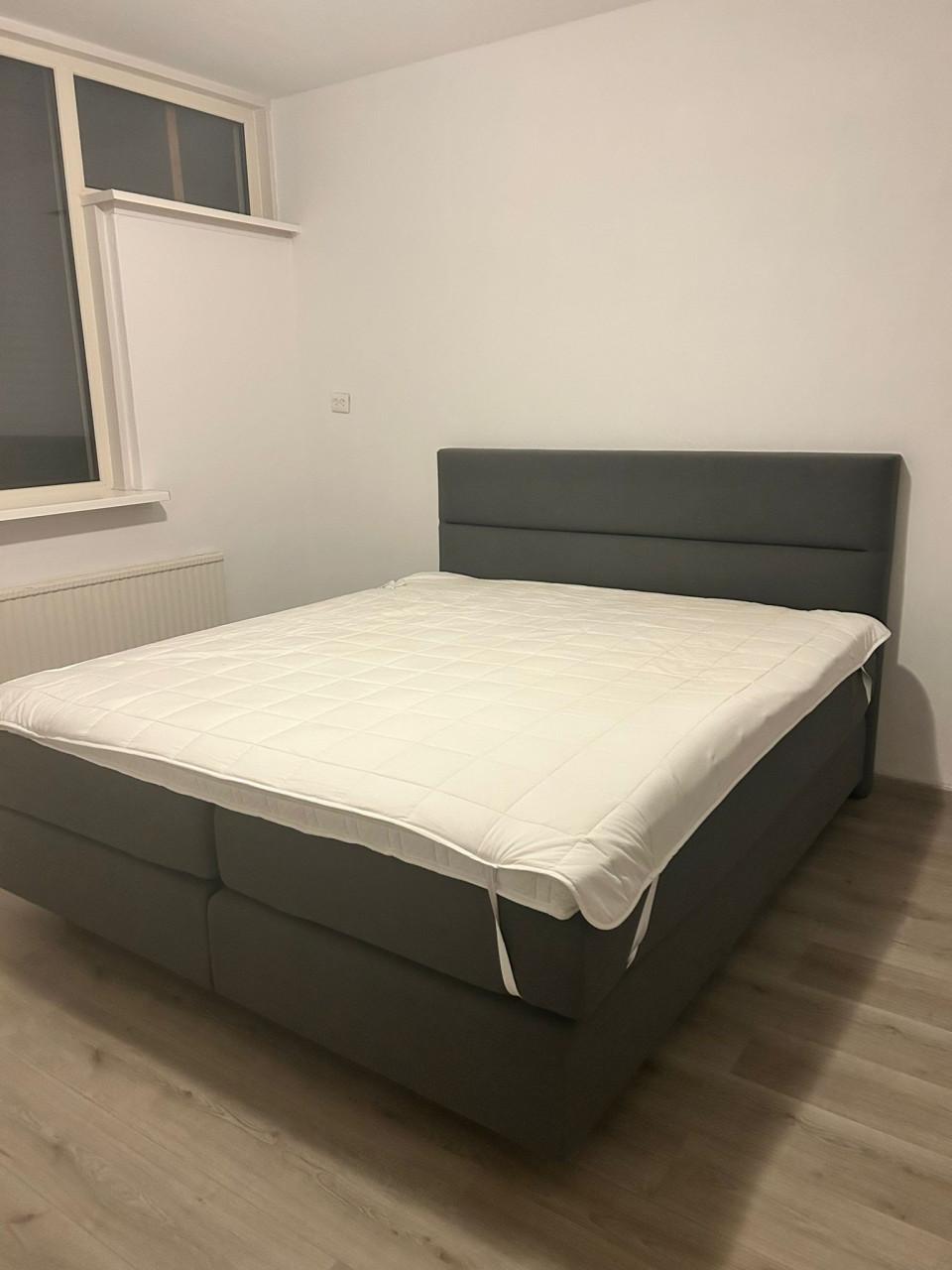 Te koop: Bed (frame + hoofdsteun + matras)