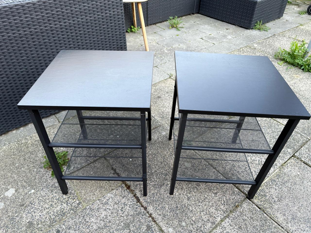 Twee zwarte nachtkastjes