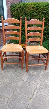 2 STOELEN  met rieten zitting