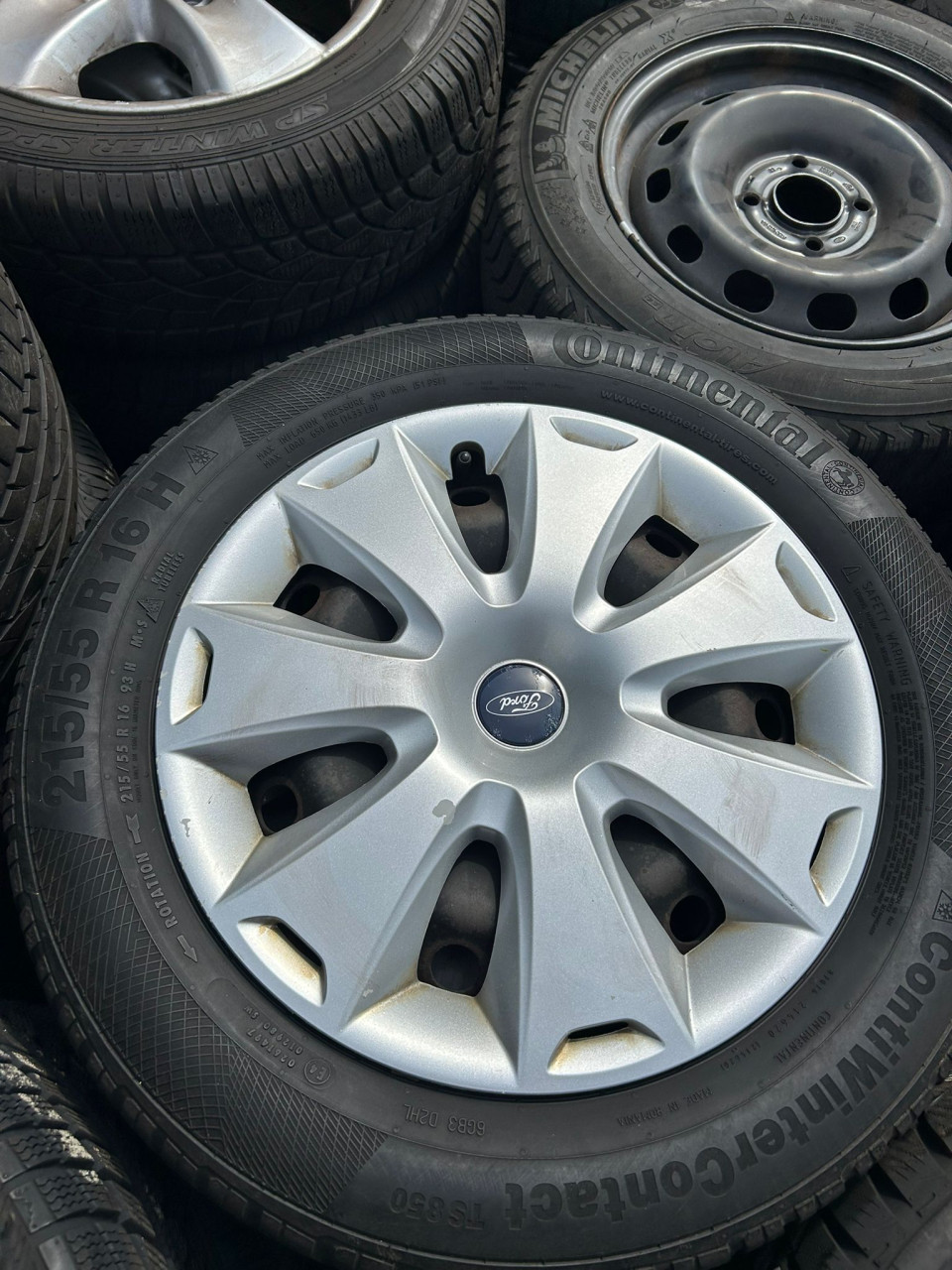 FORD STALEN VELGEN MET MOOIE WIELDOPPEN