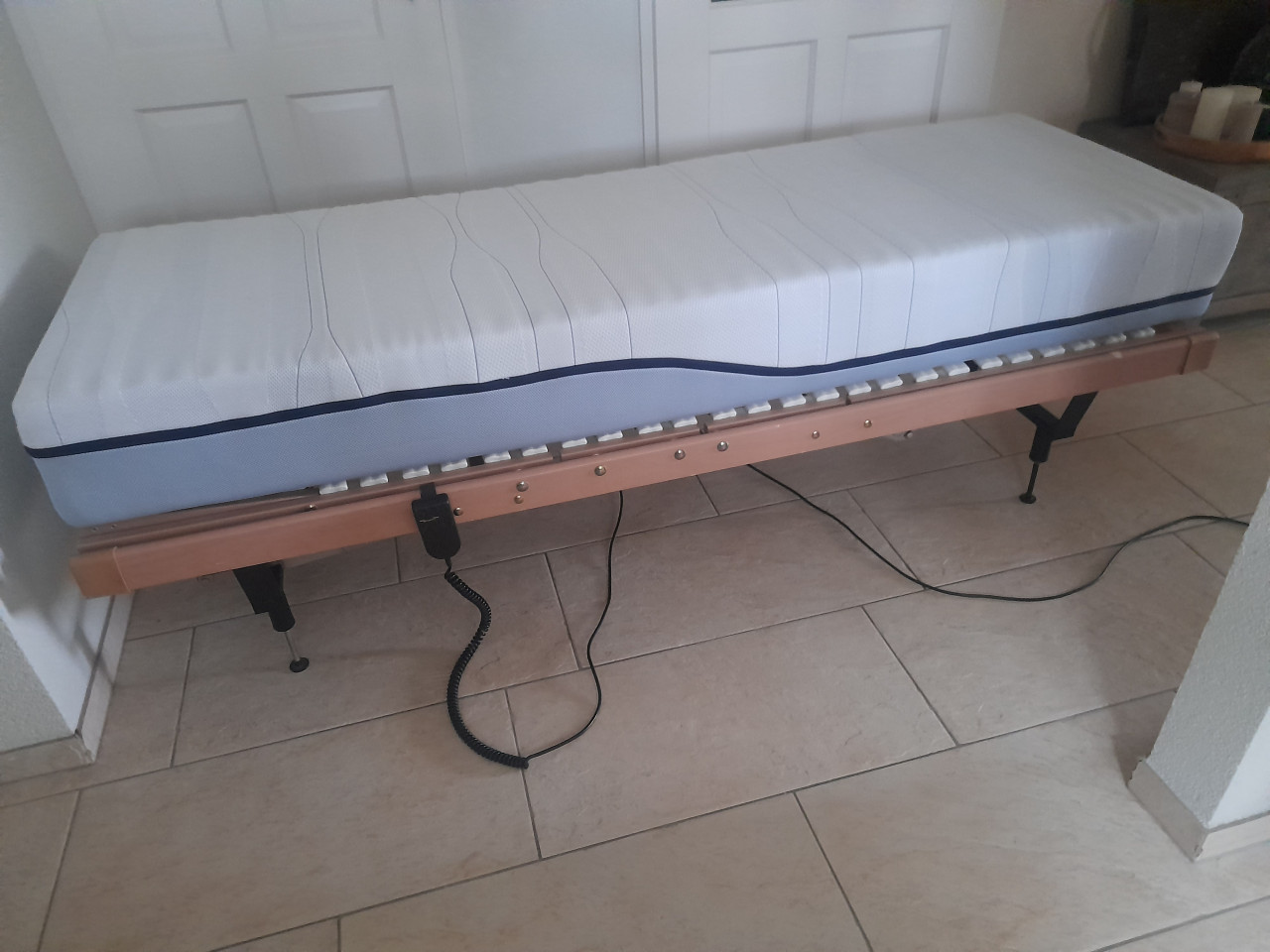 Elektrische verstelbare Lattenbodem op pootjes + matras (70 x 200)