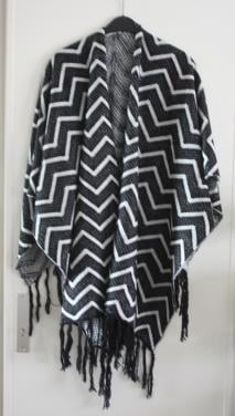 Omslagdoek zwart wit zigzag  patroon maat 48-50