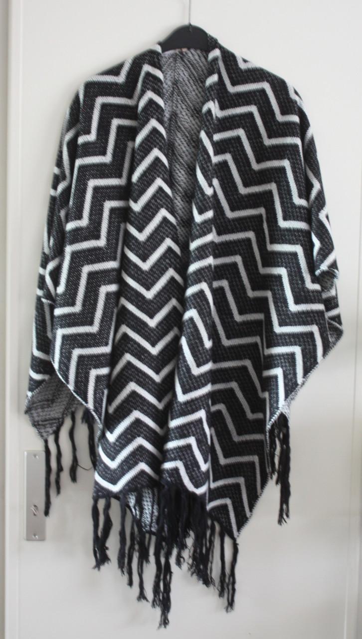 Omslagdoek zwart wit zigzag  patroon maat 48-50