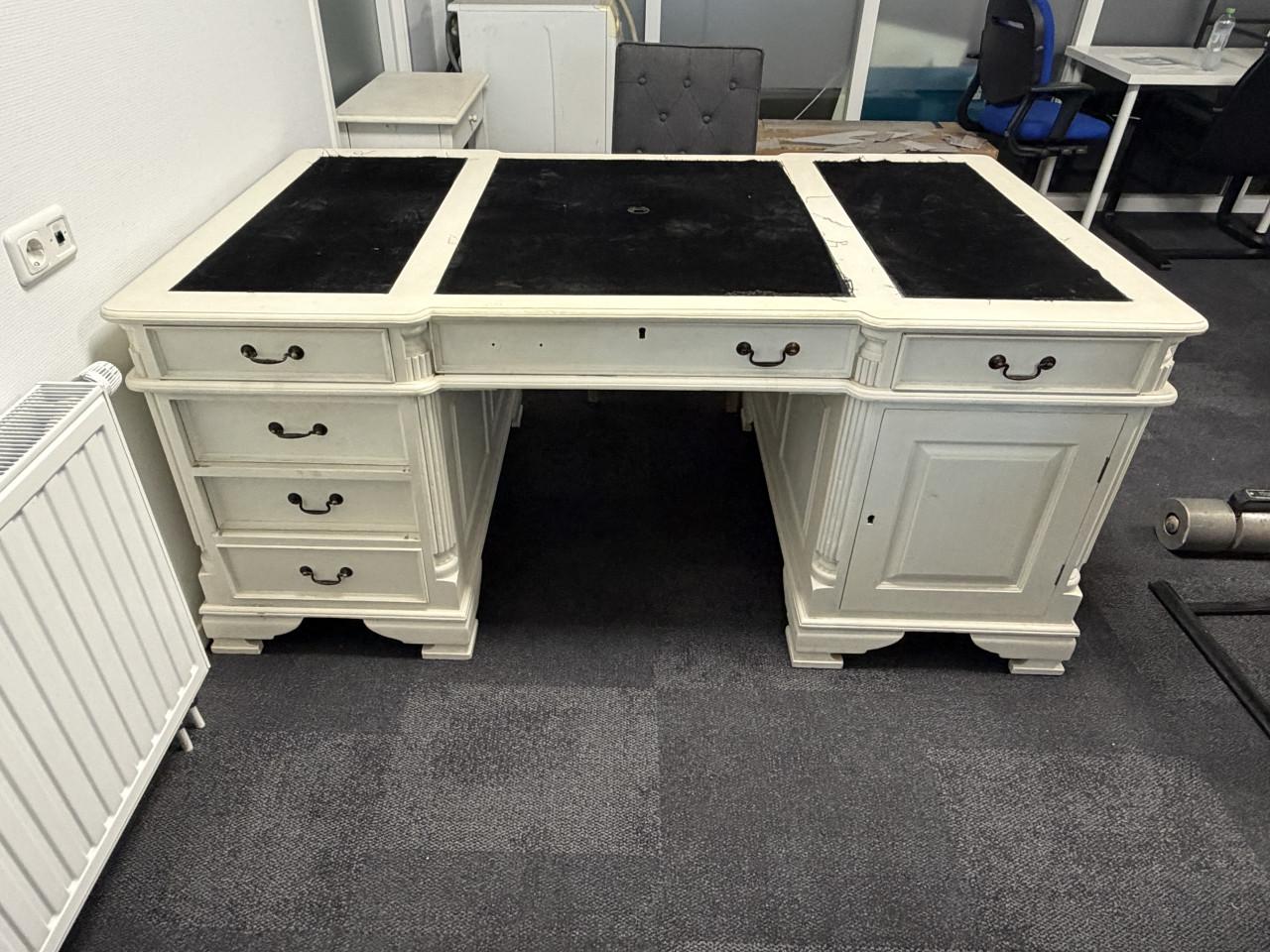 Te koop authentiek bureau.