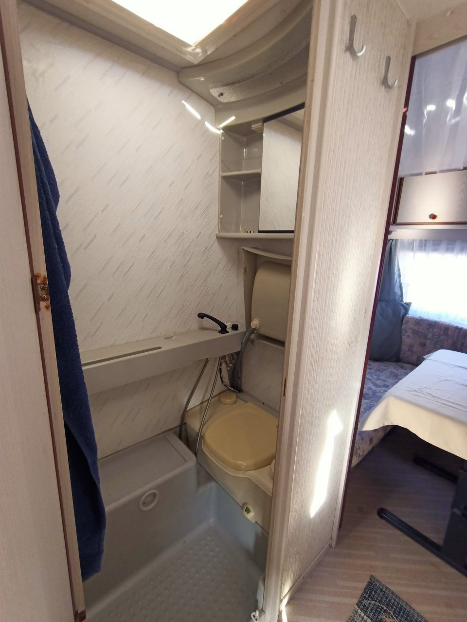 Gezinscaravan Knaus Sudwind 1990 met voortent en vast bed