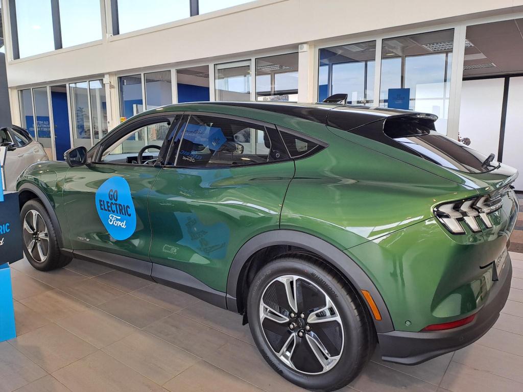 Ford Mustang Mach-e standard rwd 75 kwh | €2.000,- ford voordeel! | apple c