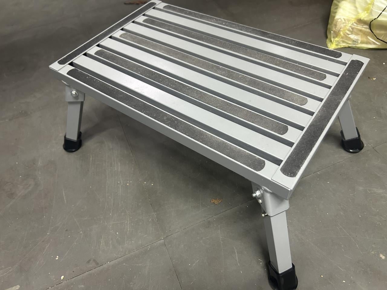 Metalen inklapbaar opstapje voor caravan of camper