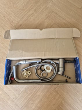 Twee keukenkranen, Bulthaupt en Grohe met uittrekbare douche