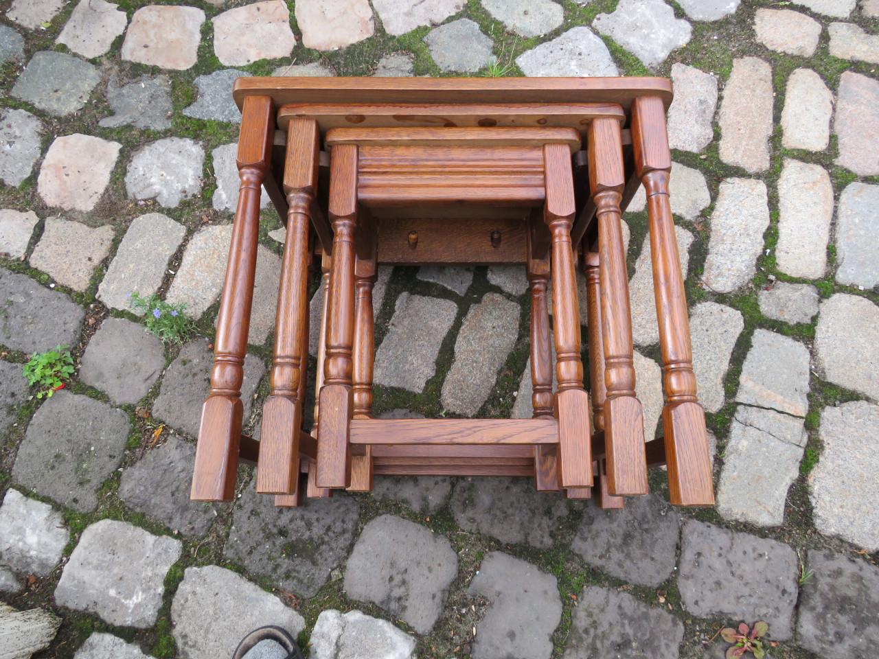 Set van drie Franse eikenhouten bijzettafels uit de jaren 60, Louis XIII