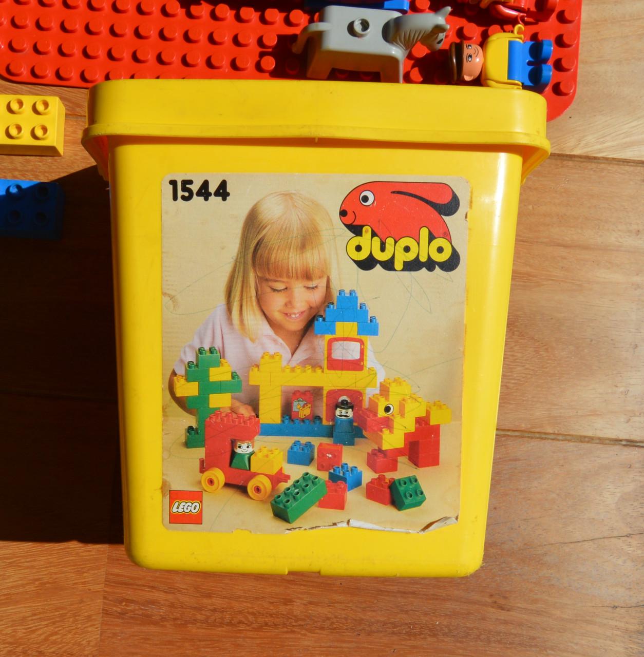 Duplo emmer set (1544) + bouwplaat + voertuigen + poppetjes