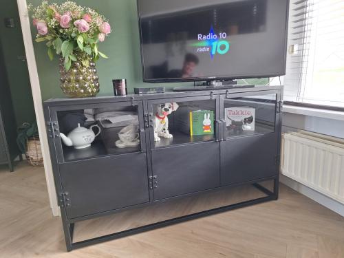 Te koop: metalen dressoir!