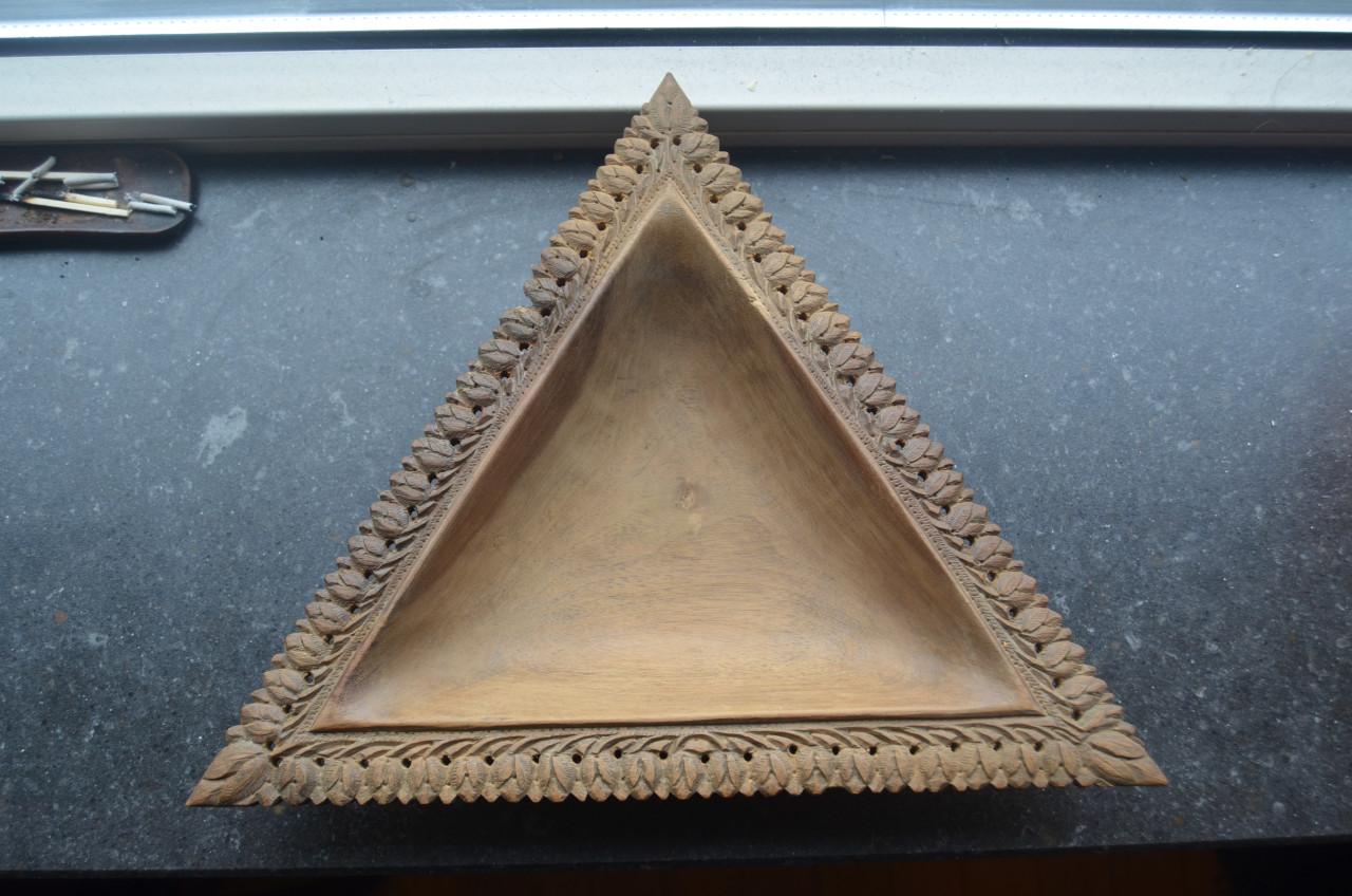 2 Leuke (Indische?) houten bakjes in goede staat