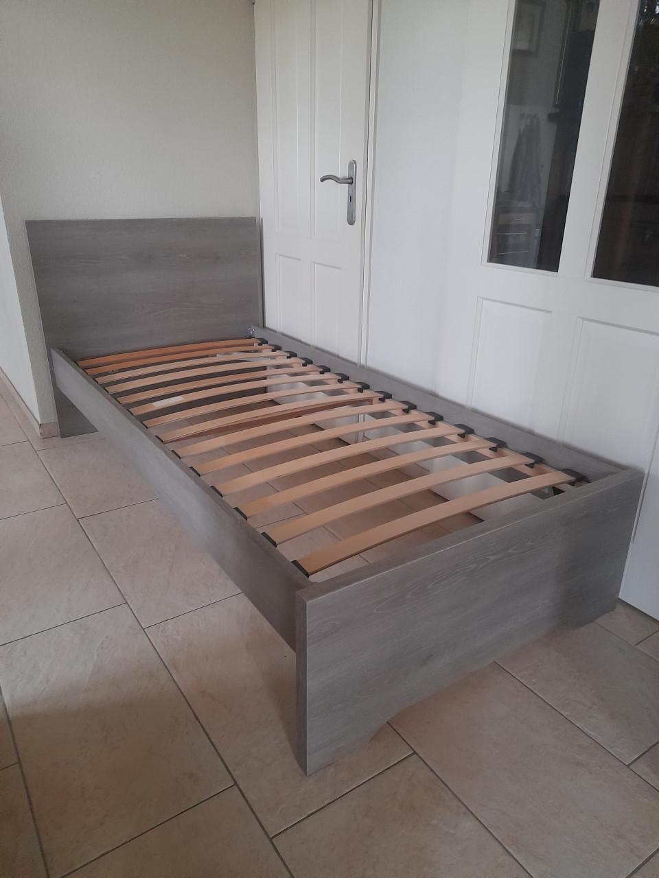 1 Persoons bed 90 x 200 ( in goede staat )