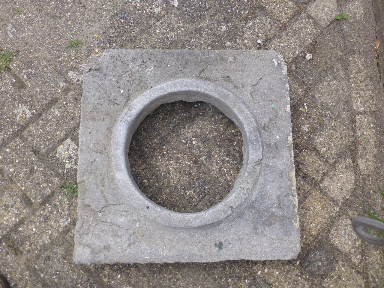 Natuurstenen afwerking voor een waterput