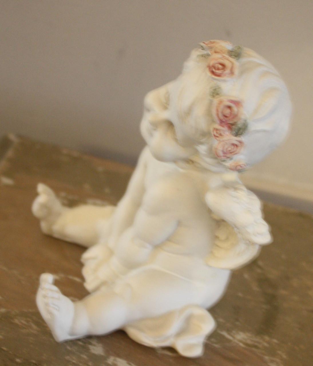 Witte engel met rozen krans kunststof