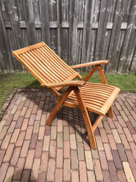 Houten tuinstoel.