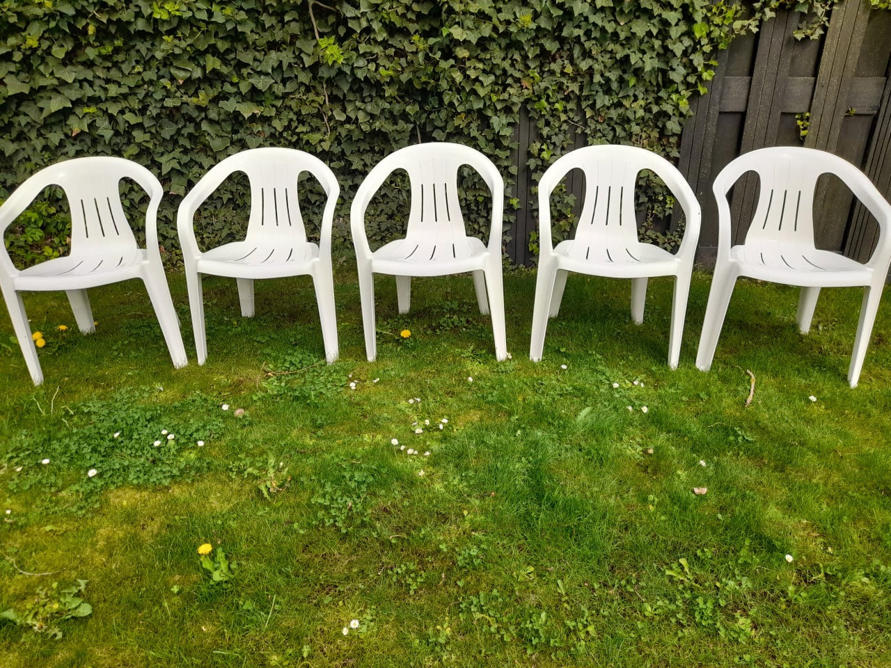 5 Tuinstoelen (stapelbaar) in goede staat!
