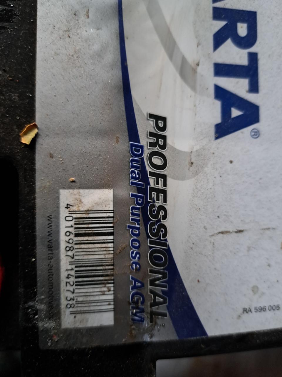 Te koop. 2 Varta AGM accu s professional 95 amp