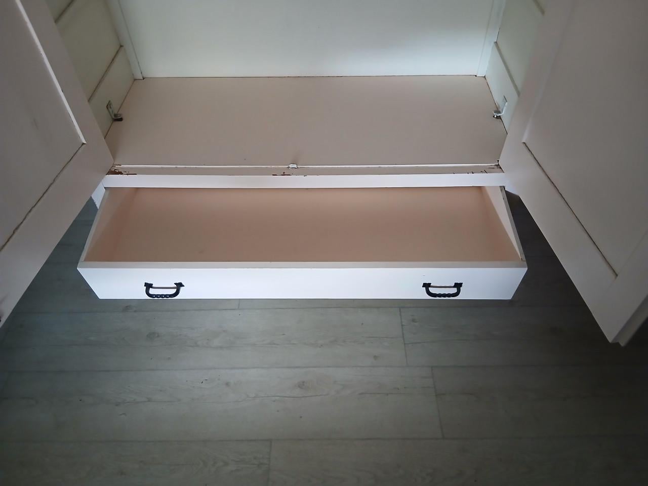 Te koop kledingkast met spiegels