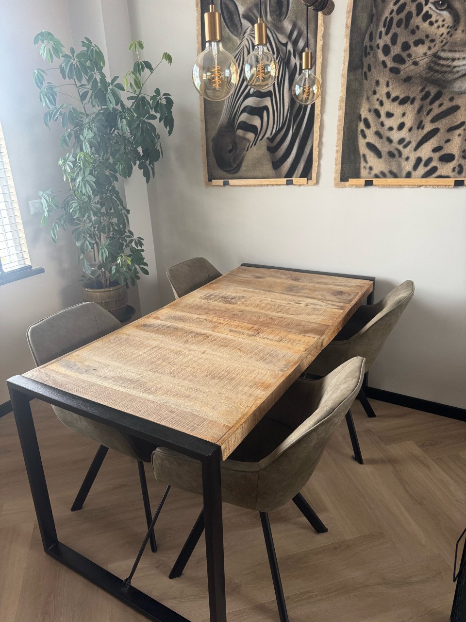 Eettafel met stoelen