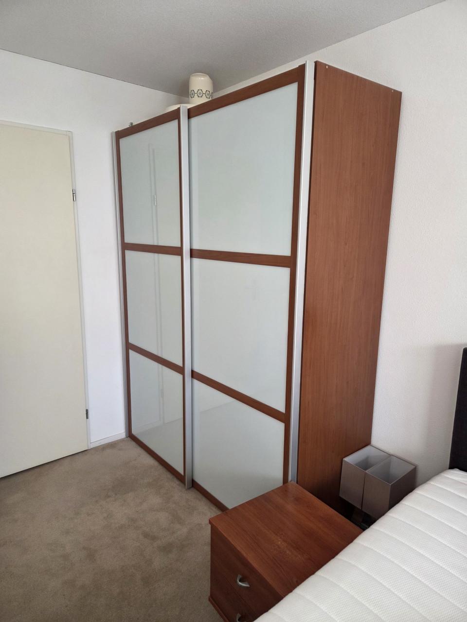 Kledingkast met schuifdeuren