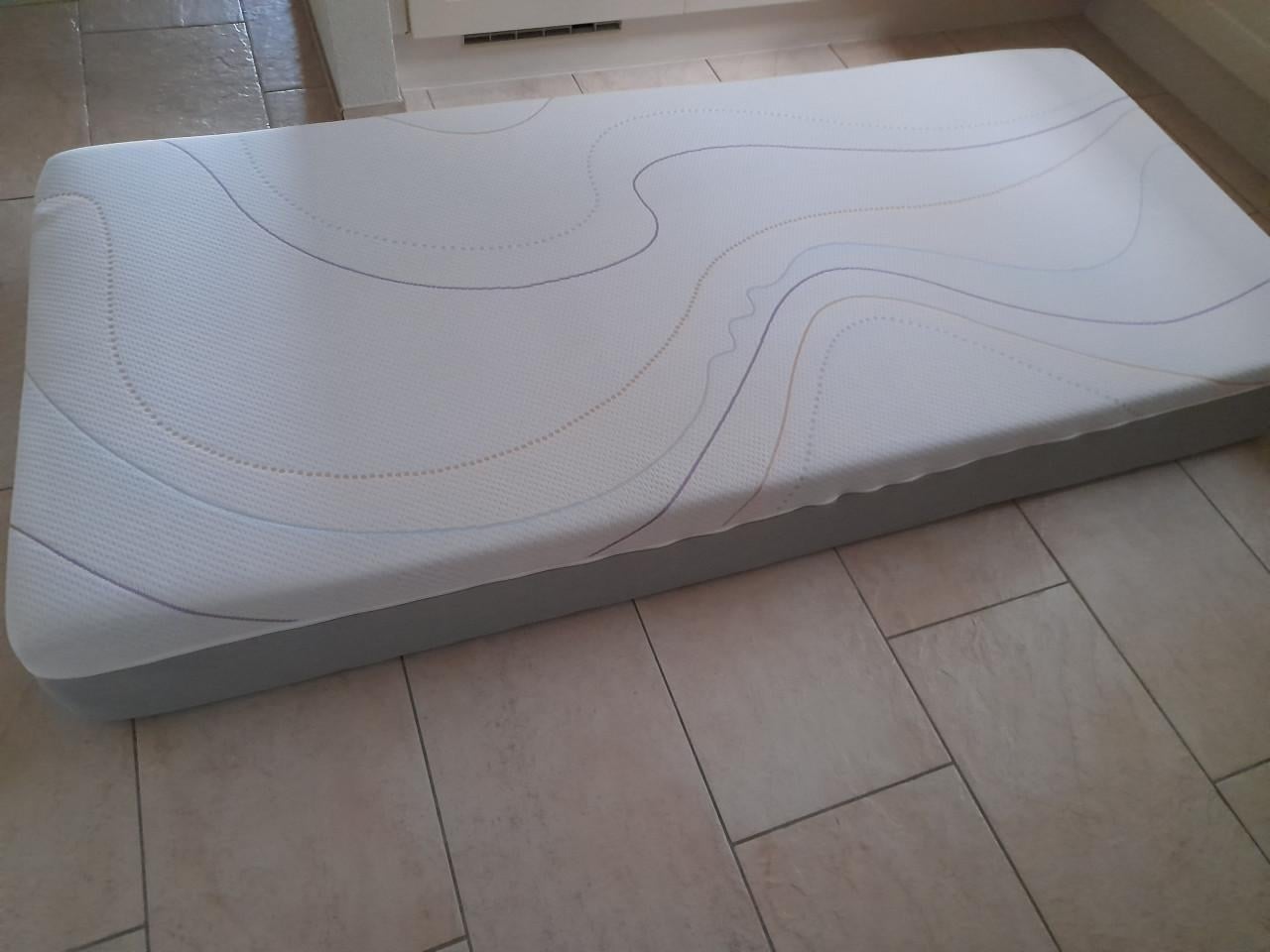 M-line wave matras  90 x 200 x 23 dik (in goede nette staat )