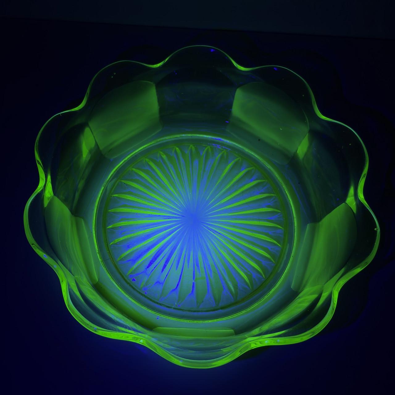 Uranium schaal 22 cm, uv395